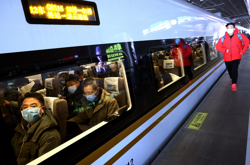 12月30日，G8316次列車在上海虹橋火車站准備發車。