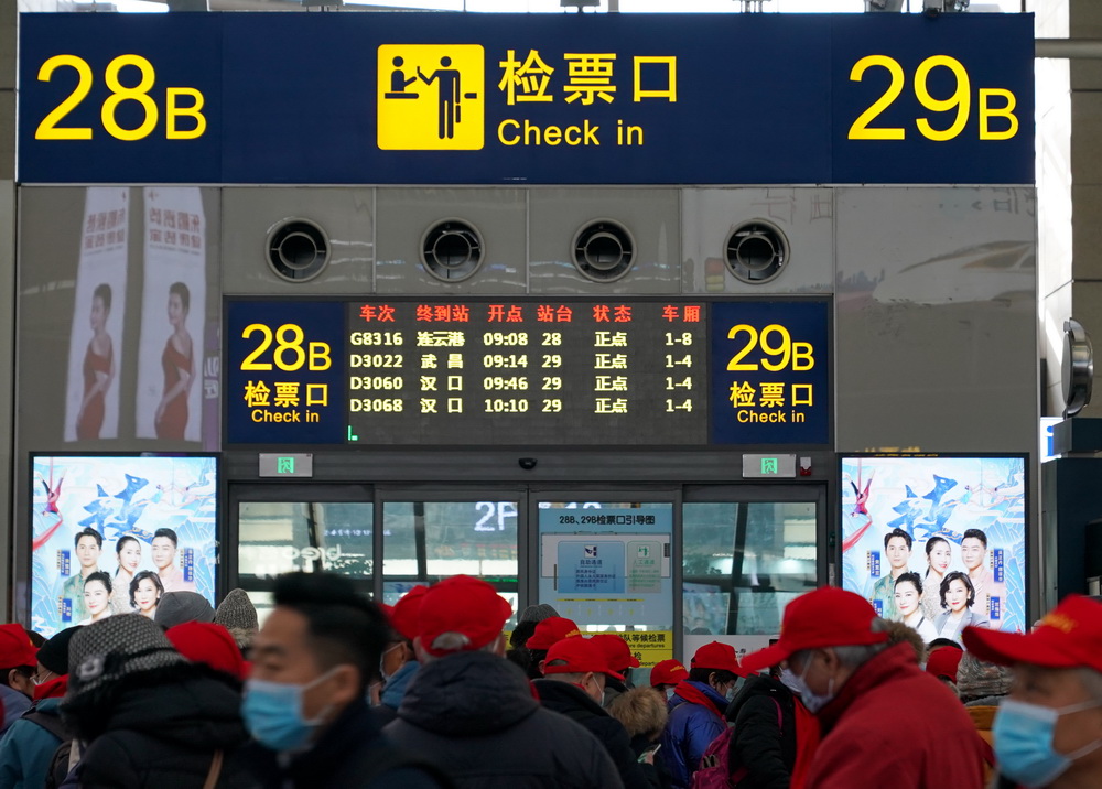 12月30日，乘坐G8316次列車的旅客在上海虹橋火車站內排隊等待檢票。
