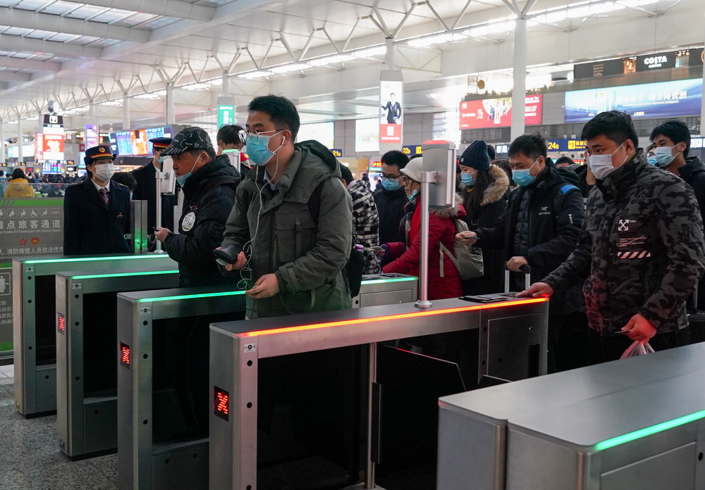 12月30日，乘坐G8316次列車的旅客在上海虹橋火車站檢票進站。