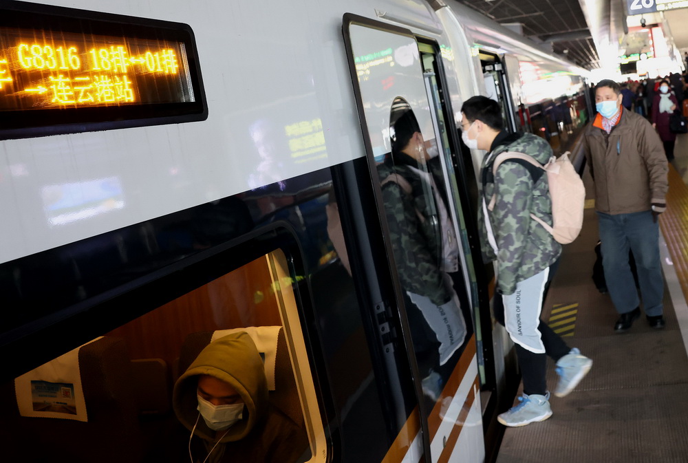 12月30日，旅客在上海虹橋火車站乘坐G8316次列車出發旅行。