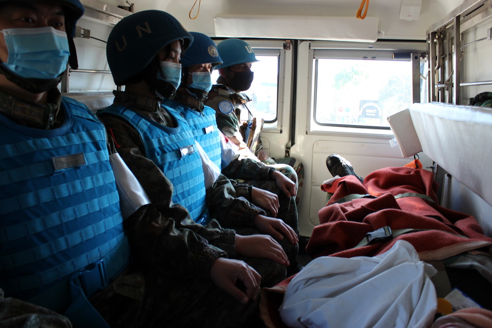 12月29日，中國第19批赴黎巴嫩維和部隊醫療分隊隊員參加代號為“東區天使2020-Ⅲ”的協同應急醫療救援演練時運送“傷員”。新華社發（雷洋攝）