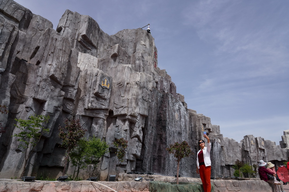 6月9日，一名游客在青海卓扎灘原生態景區拍照留念。新華社記者 吳剛 攝
