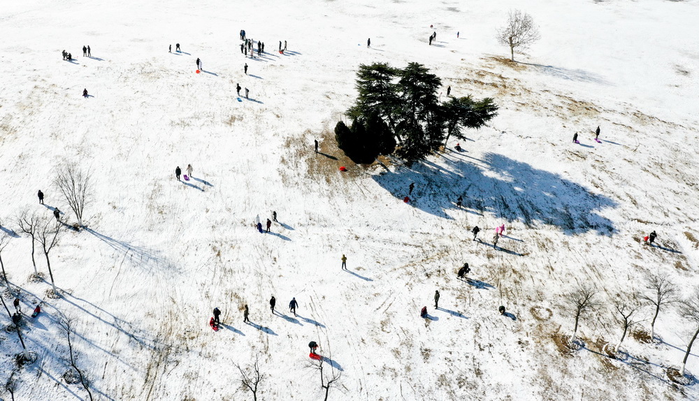 12月30日，市民們在東郊體育公園玩雪橇（無人機照片）。