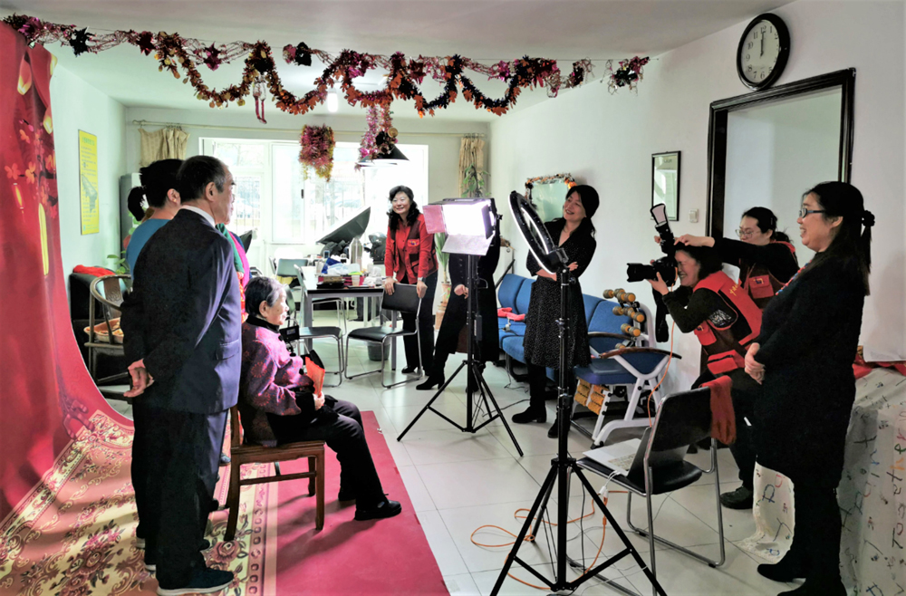1月4日至1月12日,中国女摄影家协会再次走进中国人民大学,开展聚焦老教育工作者公益活动,为他们拍摄纪念照、全家福。