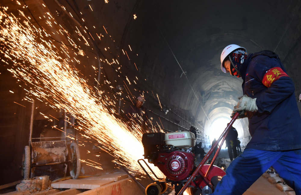 12月27日，工程技術人員在川藏鐵路拉林段的隧道內作業。