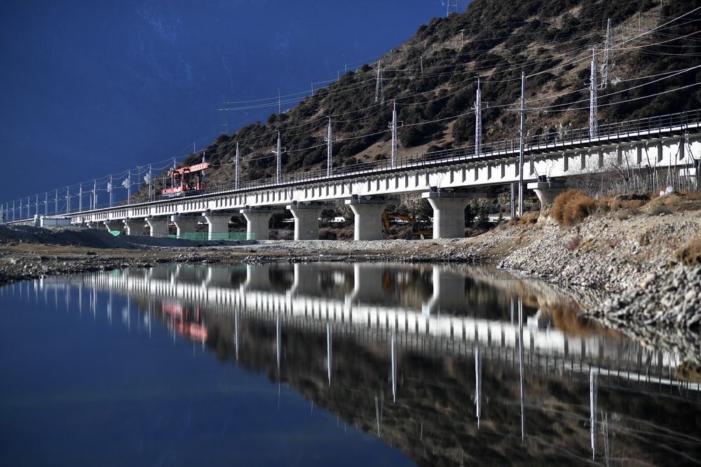 12月28日，川藏鐵路拉林段的喇嘛嶺大橋在進行鋪軌。