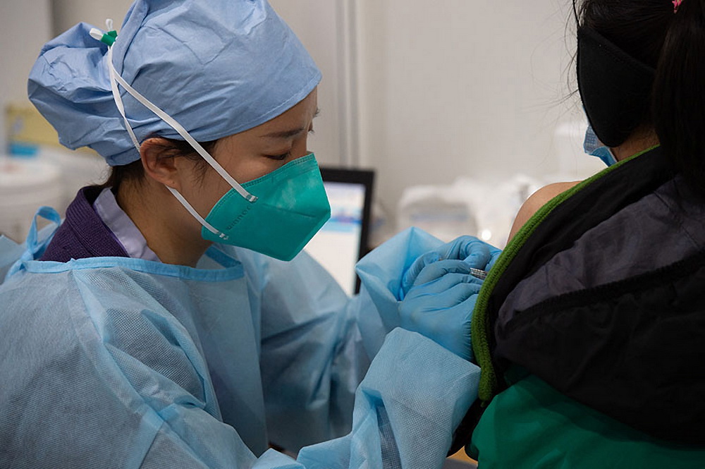 2021年1月2日，在北京市朝陽區朝陽規劃藝術館設立的臨時接種點，醫護人員為接種人員注射疫苗。新華社記者 陳鐘昊 攝