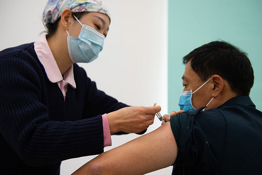 2021年1月2日，在北京市朝陽區太陽宮社區衛生服務中心，醫護人員為接種人員注射疫苗。新華社記者 陳鐘昊 攝