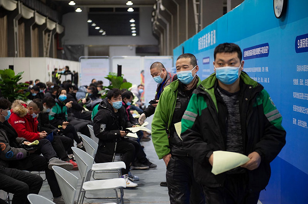 2021年1月2日，在北京市朝陽區朝陽規劃藝術館設立的臨時接種點，已接種人員（右一、右二）在觀察區留觀30分鐘后無異常情況離開接種點。新華社記者 陳鐘昊 攝