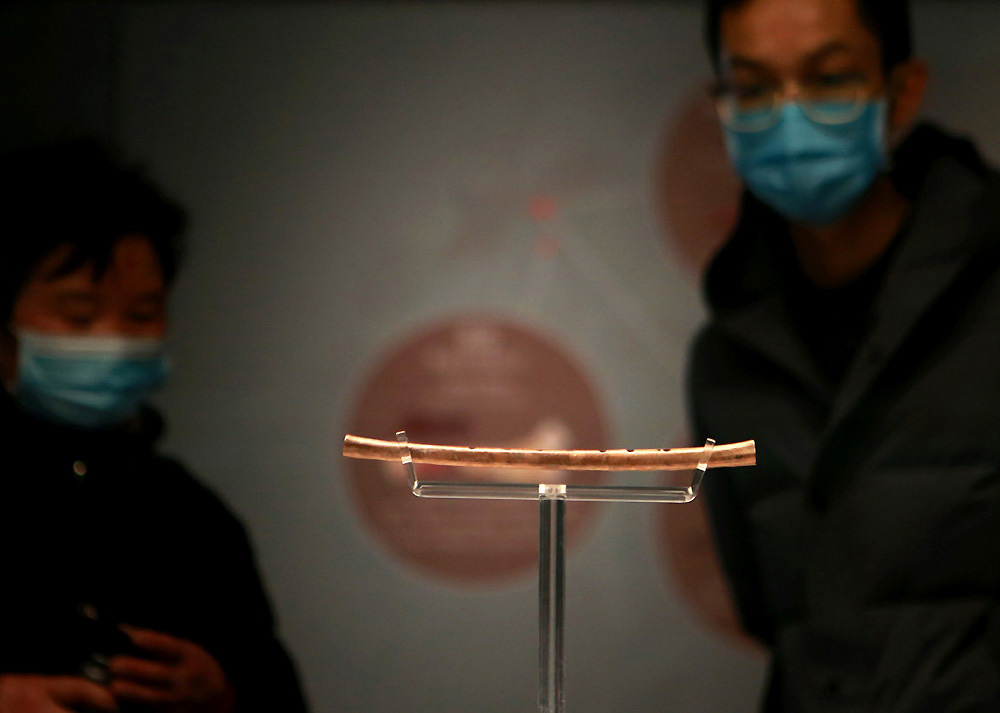 2021年1月2日，參觀者在河南博物院的“國寶特展”觀看骨笛。