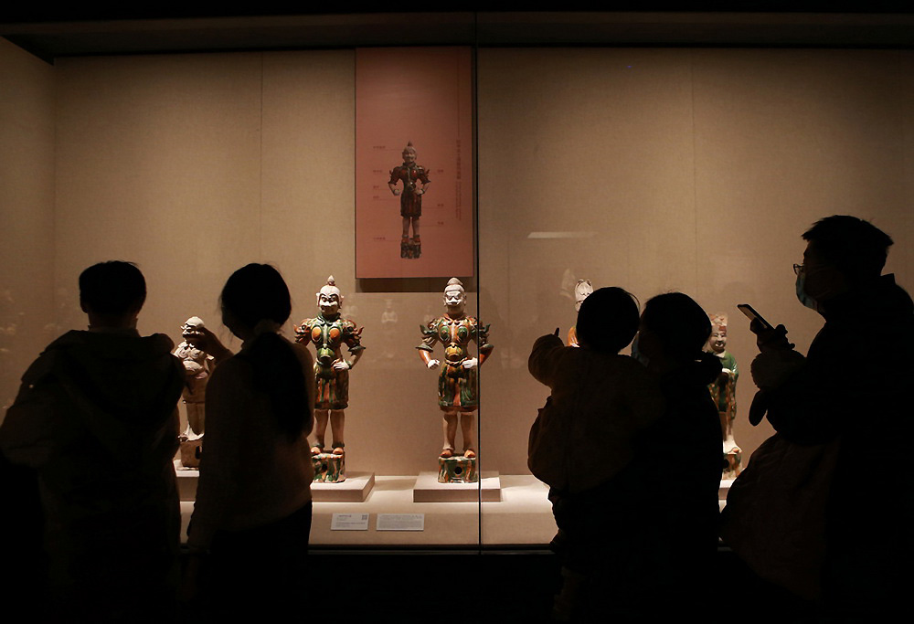 2021年1月2日，參觀者在河南博物院內參觀。