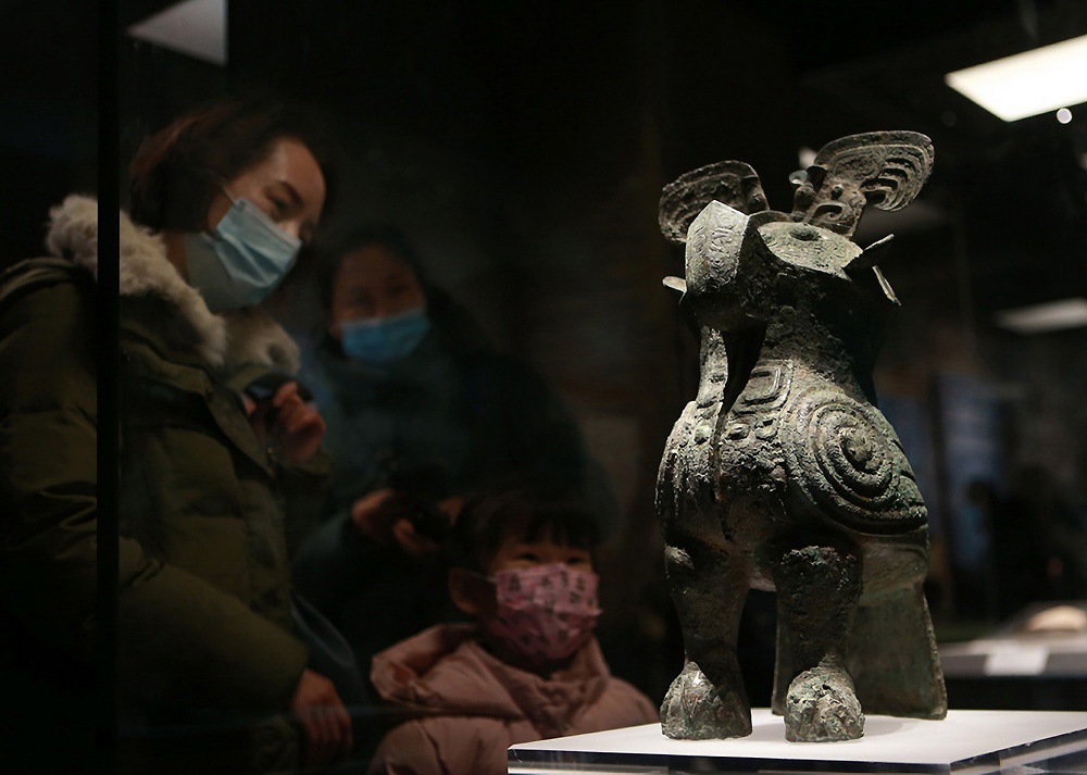 2021年1月2日，參觀者在河南博物院觀看展品婦好鸮尊。