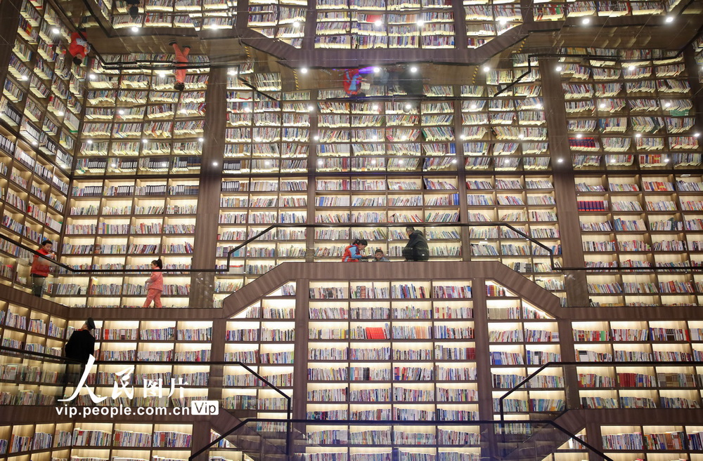 1月2日，讀者在湖南省邵陽市鬆坡圖書館桃花源分館閱讀書籍。