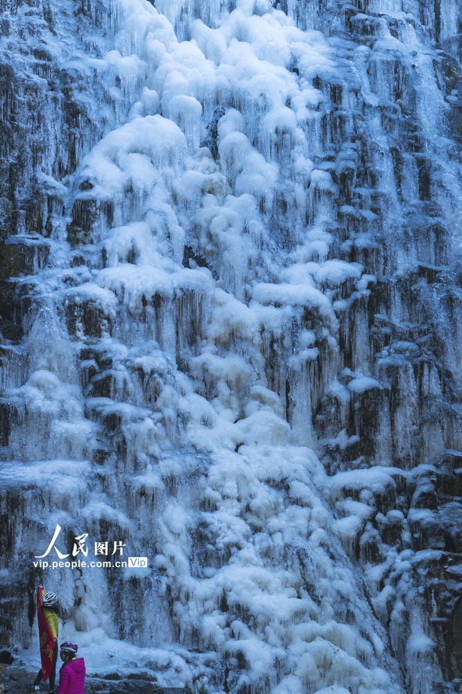 2021年1月2日，在安徽省黃山市休寧縣右龍村拍攝的巨大冰瀑奇觀。