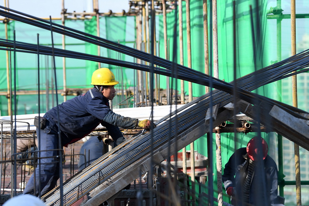 1月2日，施工人員在肥西縣上派鎮館驛錦繡家園安置點施工。