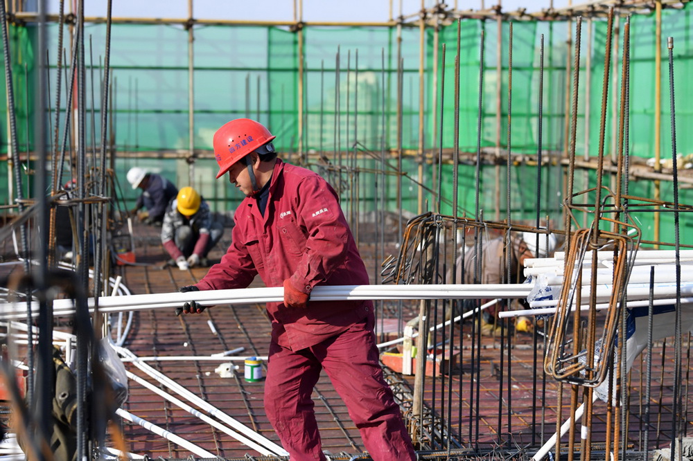 1月2日，施工人員在肥西縣上派鎮館驛錦繡家園安置點施工。