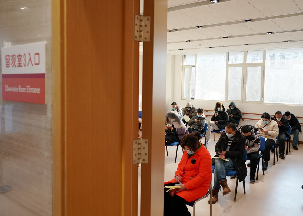 2021年1月3日，在位于北京市西城区广安门外街道红莲社区卫生服务站的接种点，接种人员完成疫苗注射后，在留观室等待。新华社记者 张晨霖 摄