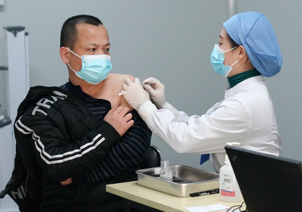 2021年1月3日，在北京市大興區瀛海鎮接種點，醫護人員為接種人員注射疫苗。新華社記者 張晨霖 攝