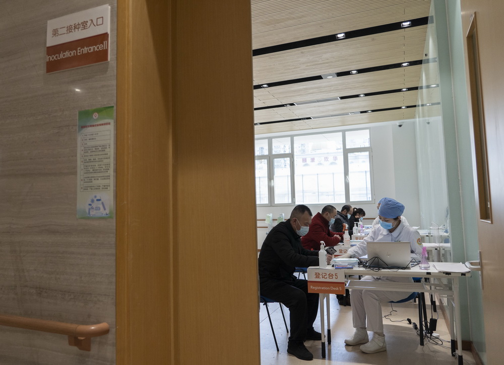2021年1月3日，在位于北京市西城区广安门外街道红莲社区卫生服务站的接种点，医护人员为接种人员进行接种前登记。新华社记者 李梦馨 摄