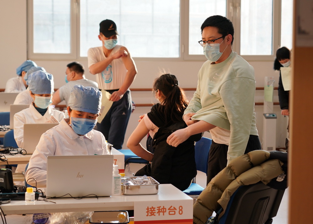 2021年1月3日，在位于北京市西城区广安门外街道红莲社区卫生服务站的接种点，医护人员为接种人员注射疫苗。新华社记者 张晨霖 摄