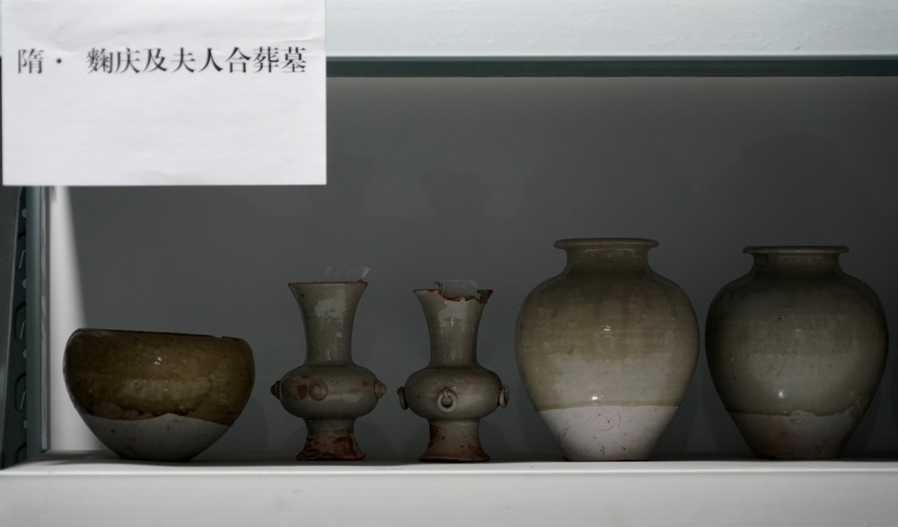 這是隋代漢白玉石棺床墓內出土的部分瓷器（2020年12月24日攝）。新華社記者 李安 攝