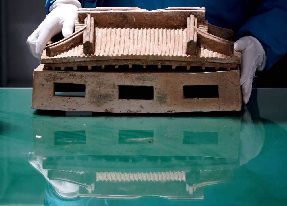 這是隋代漢白玉石棺床墓內出土的瓷屋（2020年12月24日攝）。新華社記者 李安 攝