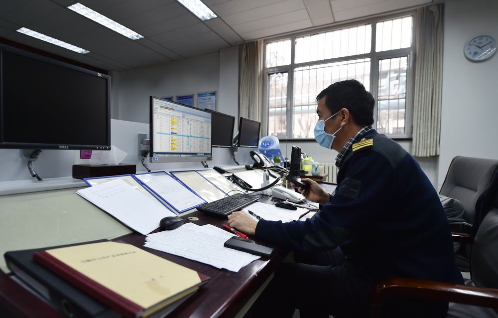 2020年12月28日，天津港引航中心工作人員在值班室查看船隻班次動態。