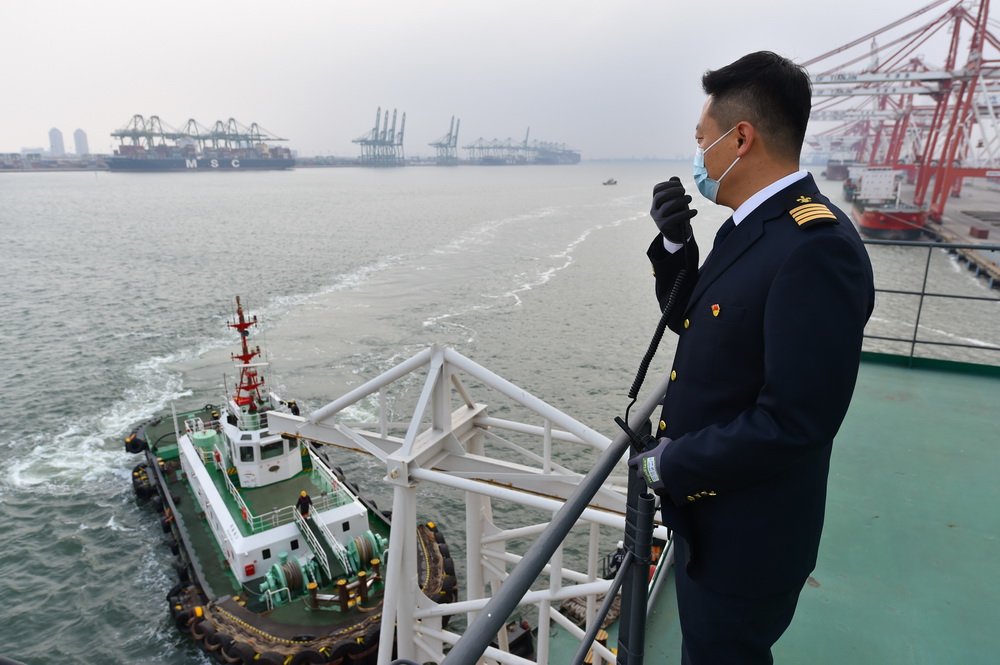 2020年12月28日，天津港引航中心引航員李佔濤指揮拖輪輔助一艘大型船舶離港。