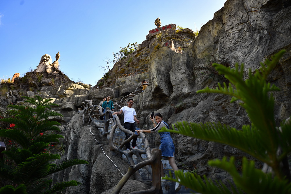 游客在位於海南省儋州市的蓮花山景區游玩（2020年12月29日攝）。新華社記者 郭程 攝