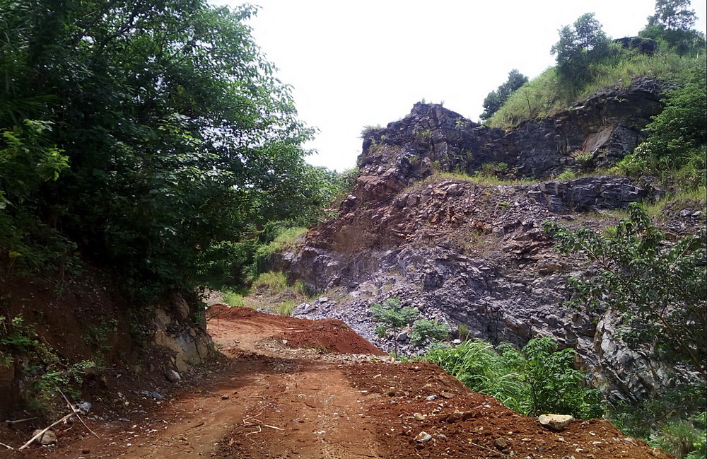 這是修復前的蓮花山廢棄礦山區一角（資料照片）。新華社發（景區供圖）