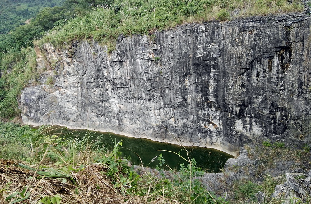 這是修復前的蓮花山廢棄礦山區一角（資料照片）。新華社發（景區供圖）