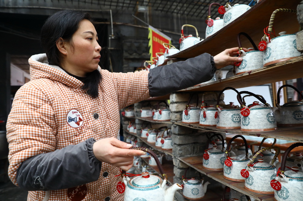 2021年1月3日，安徽省濉溪縣臨渙鎮一茶館的工作人員在擺放茶具。