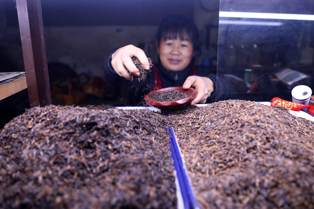 2021年1月3日，安徽省濉溪縣臨渙鎮一茶館的工作人員在為茶客取“棒棒茶”。