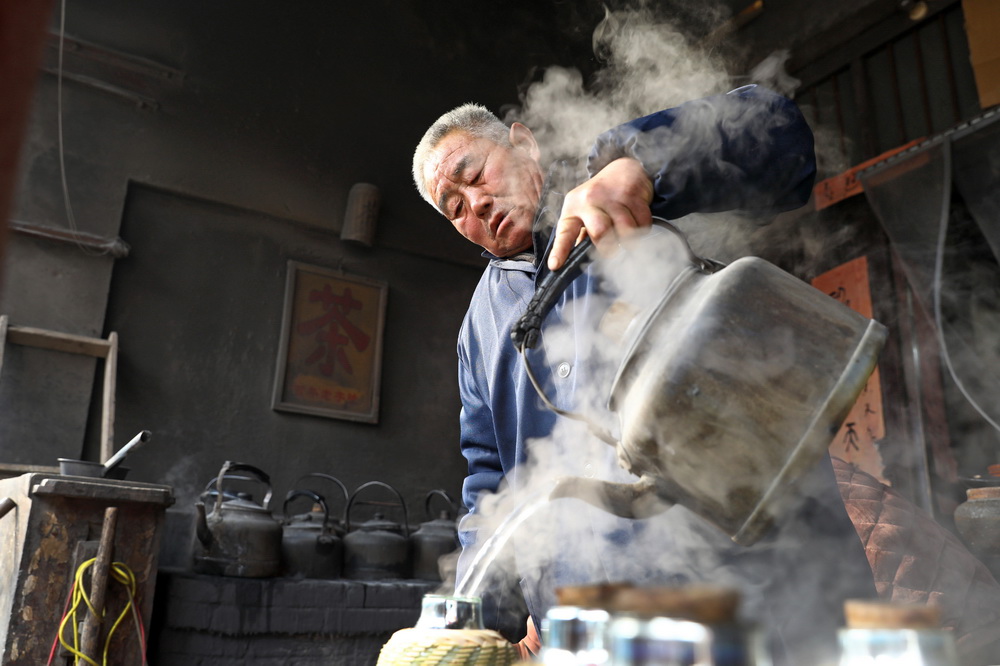 2021年1月3日，安徽省濉溪縣臨渙鎮一茶館的工作人員在為茶壺添水。