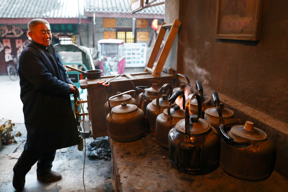 2021年1月3日，安徽省濉溪縣臨渙鎮一茶館的工作人員在燒開水。