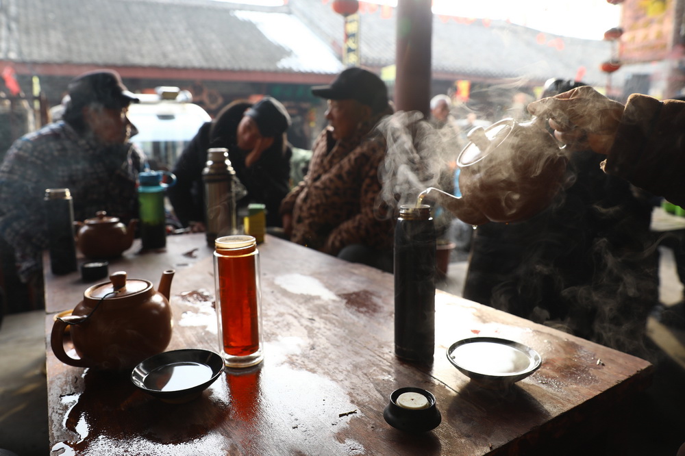 2021年1月3日，茶客在安徽省濉溪縣臨渙鎮一茶館喝茶、聊天。