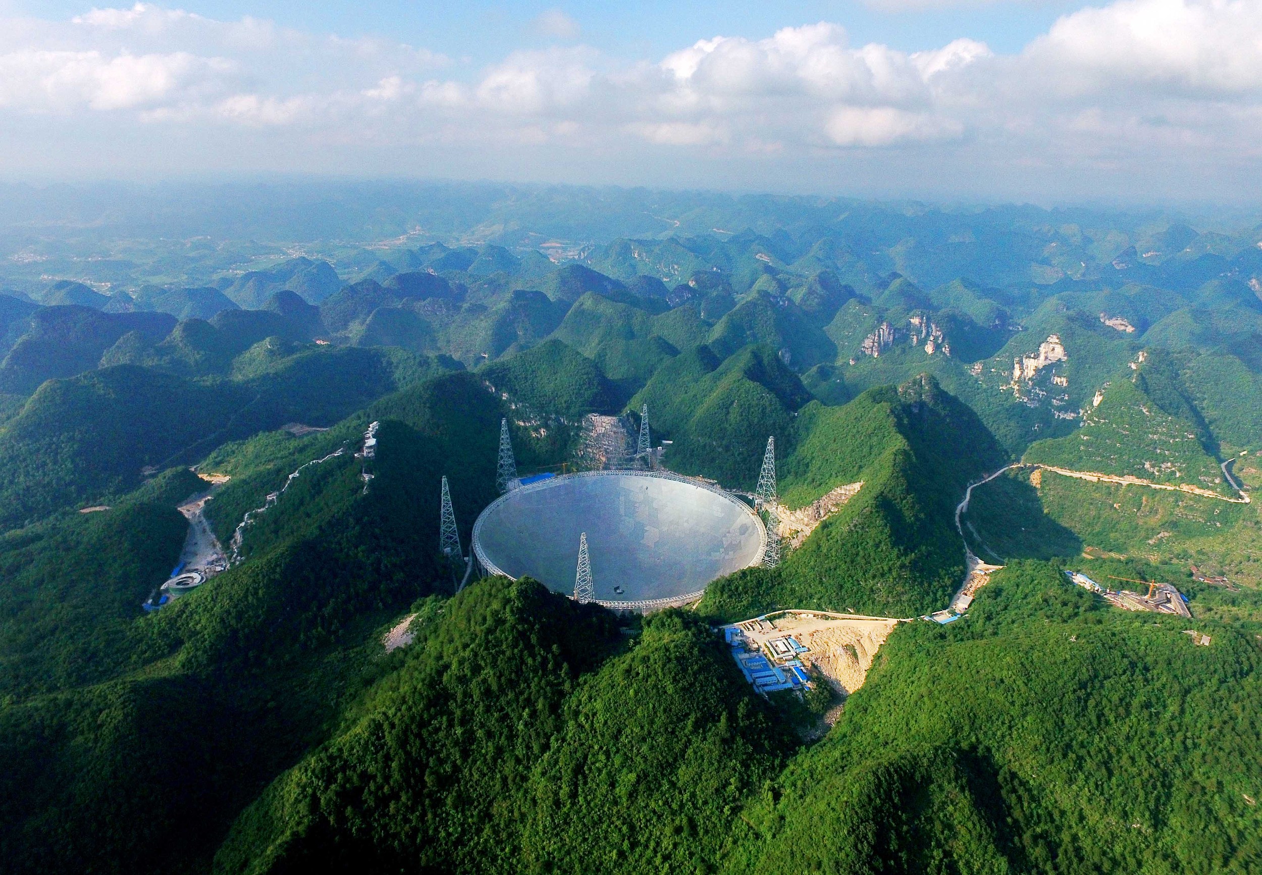 2016年6月24日，鑲嵌於天坑之中直徑500m米口徑的世界最大球面射電望遠鏡。（資料圖）秦剛攝（人民視覺）