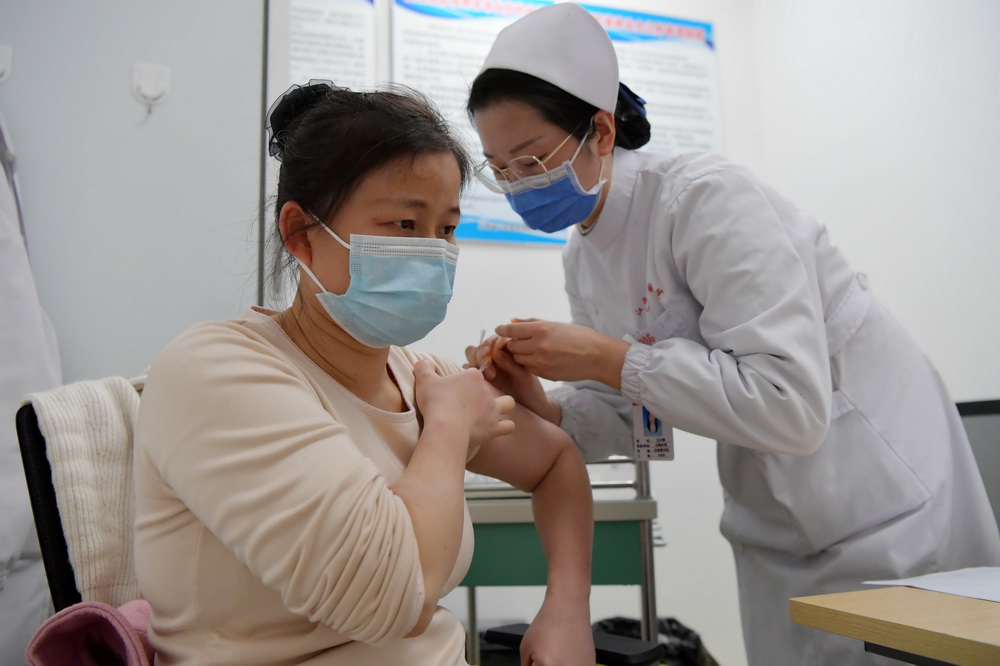 2021年1月4日，在江西省人民醫院紅谷灘院區，醫護人員為一名女士接種新冠疫苗。