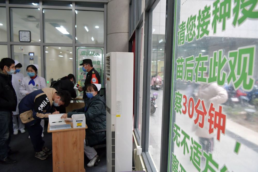 2021年1月4日，在江西省人民醫院紅谷灘院區，接種完新冠疫苗、結束觀察的人員排隊登記、測量體溫后准備離開。