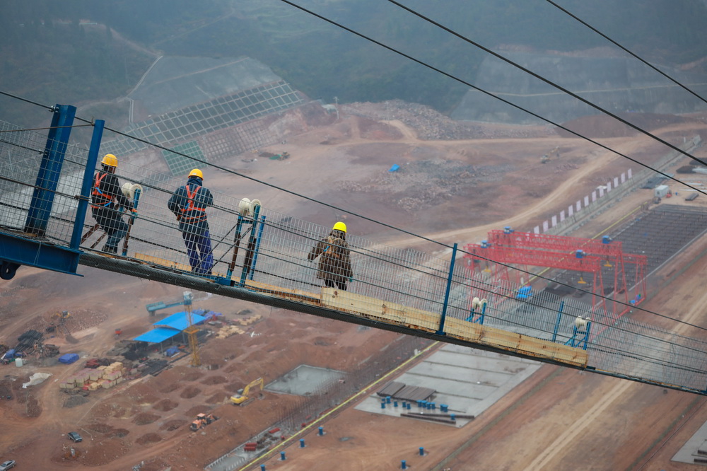 1月5日，建設者們在開州湖特大橋建設工地進行主纜索股架設。