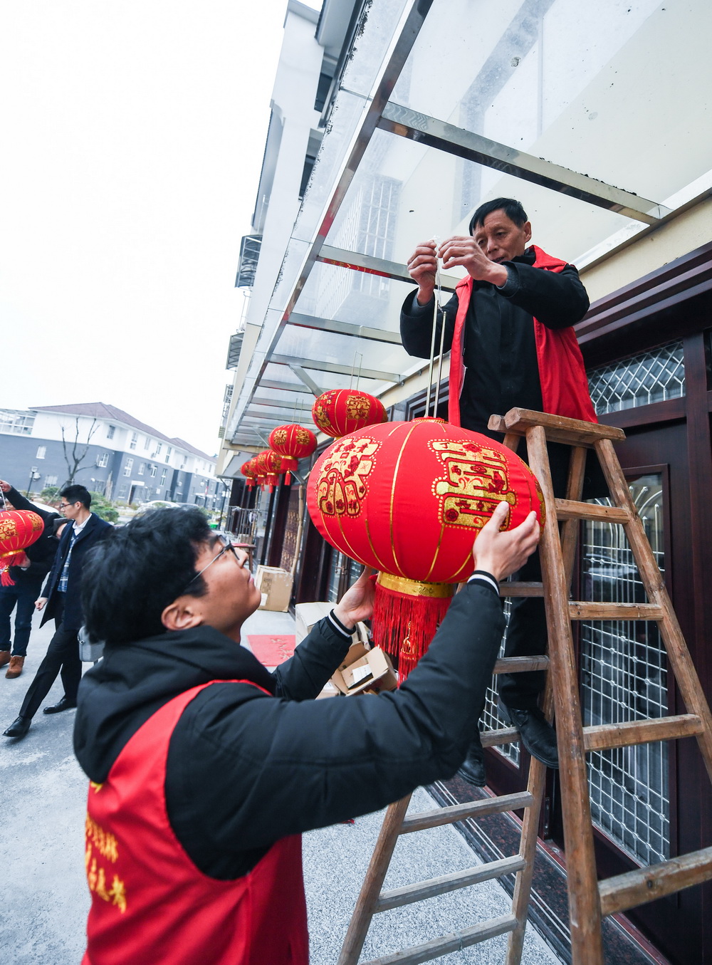 1月5日，東林鎮星華村的黨員志願者在新農村新居給村民挂紅燈籠。