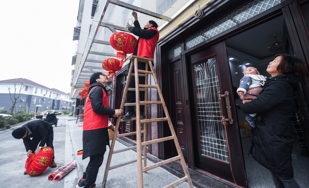 1月5日，東林鎮星華村的黨員志願者在新農村新居給村民挂紅燈籠。