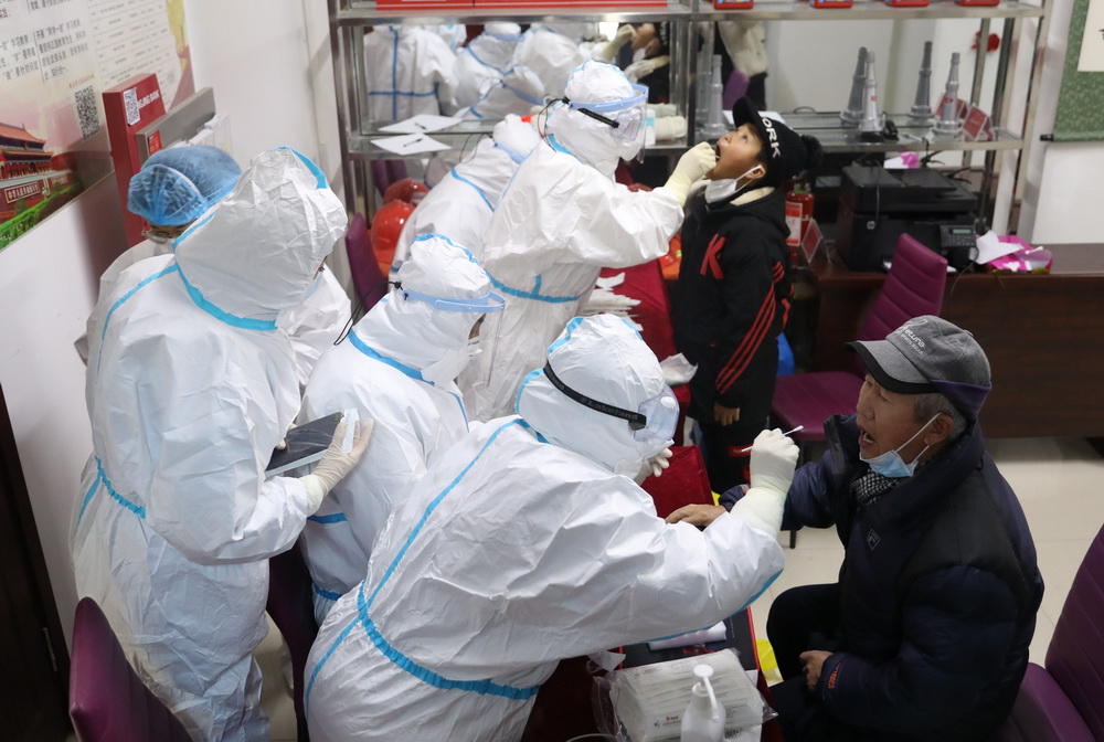 1月5日，在沈陽市蘇家屯區民主街道河畔社區第一檢測點，市民接受核酸採樣。新華社記者 楊青 攝
