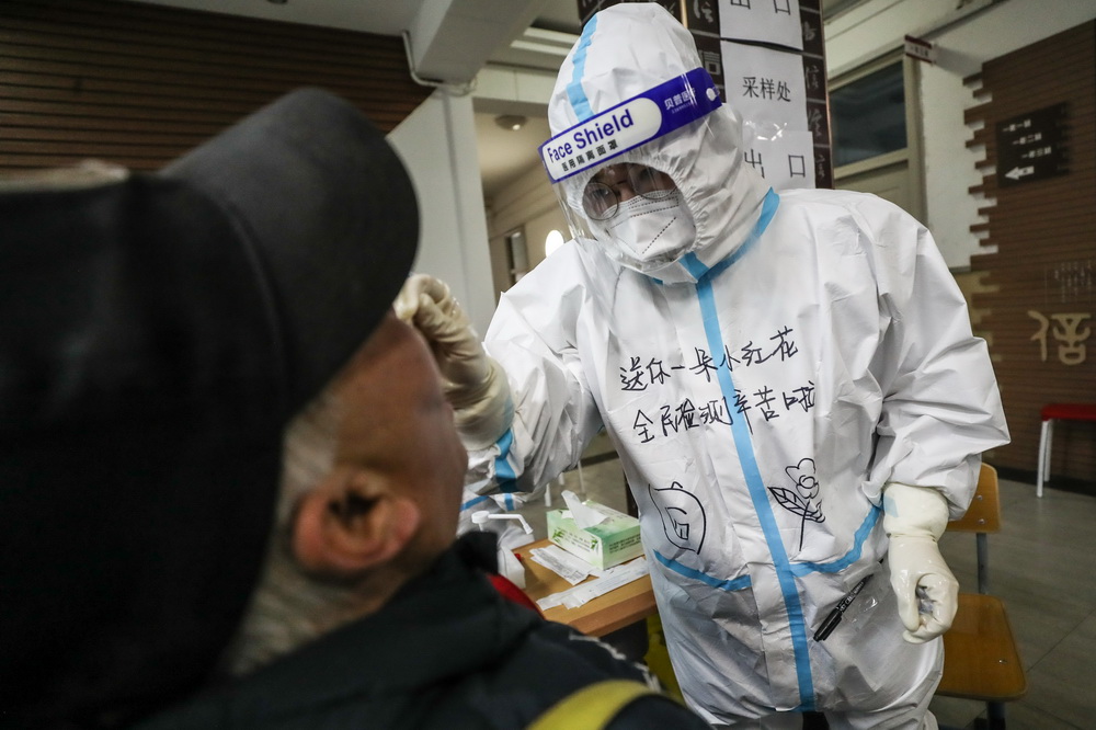1月5日，醫護人員在沈陽市和平區馬路灣街道振興二校核酸採樣點進行核酸採樣。新華社記者 潘昱龍 攝