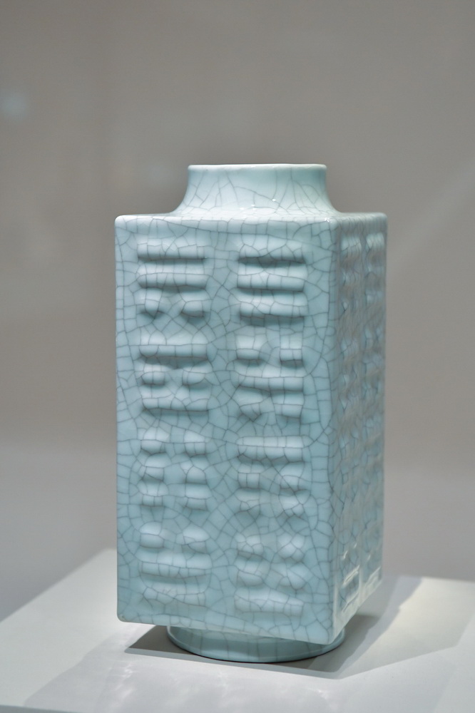 1月5日在“金玉滿堂——沈陽故宮典藏清代宮廷珍品展”上拍攝的仿哥窯八卦紋琮式瓶。