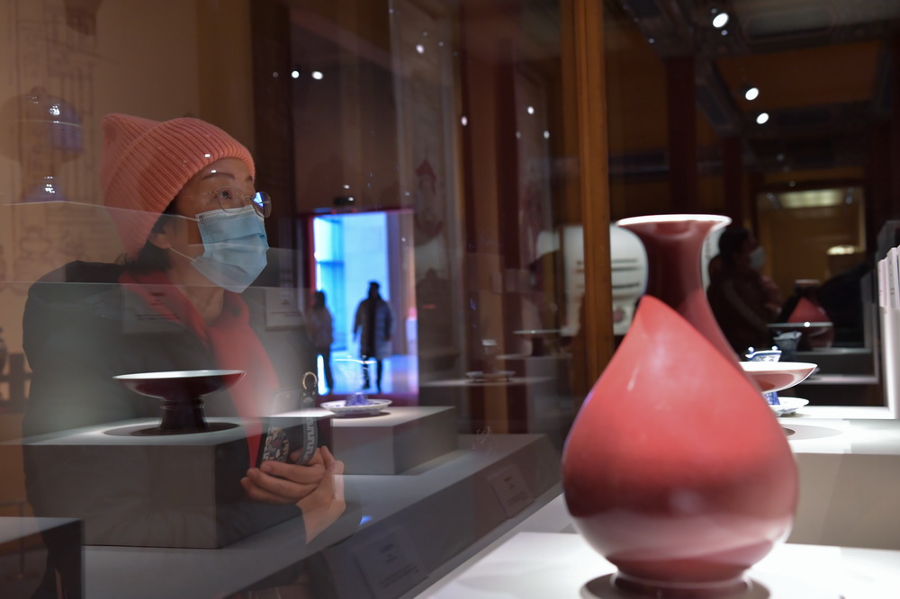 1月5日，參觀者在欣賞中國國家博物館藏清代乾隆年間霽紅釉玉壺春瓶。