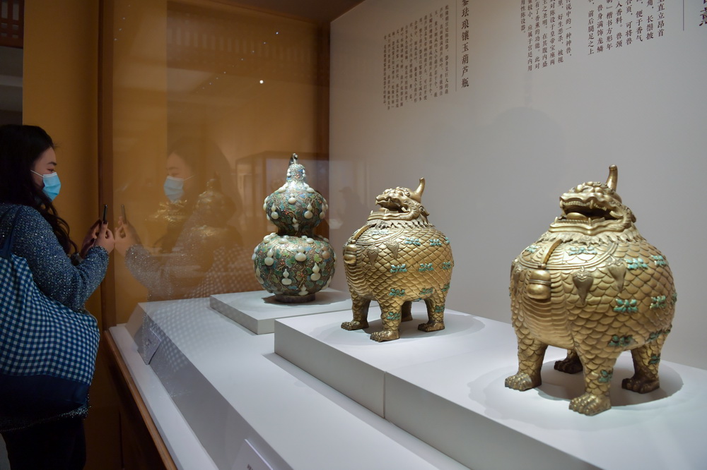  1月5日，參觀者在觀賞銅鍍金甪端香薰和鏨琺琅鑲玉葫蘆瓶（左）。