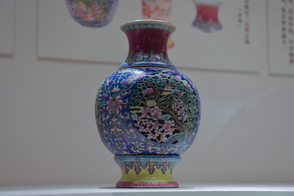 1月5日在“金玉滿堂——沈陽故宮典藏清代宮廷珍品展”上拍攝的粉彩鏤空三友轉心瓶。