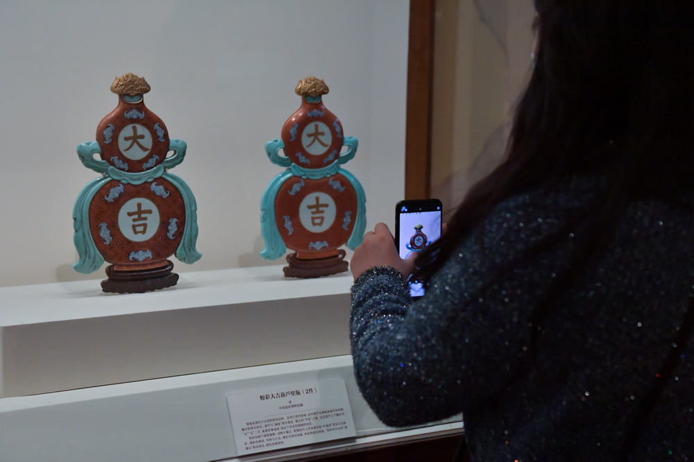 1月5日，參觀者在觀賞粉彩大吉葫蘆壁瓶。
