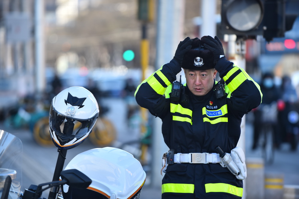 1月6日，在北京長椿街路口，西城區交通支隊民警李寧准備上崗執勤。新華社記者 彭子洋 攝